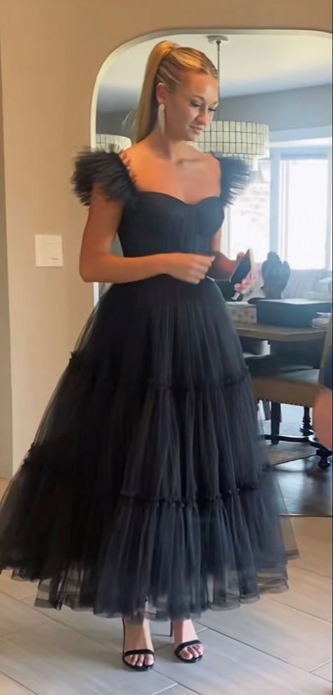 Tiered Tulle Dress With Sleeves, Black Corset Tulle Dress, 50s Prom Hairstyles, Mid Prom Dress, Puffy Midi Dress, Puff Sleeve Dress Prom, Puffy Sleeve Dress Formal, Tule Dress Outfit, Puffy Bridesmaid Dresses