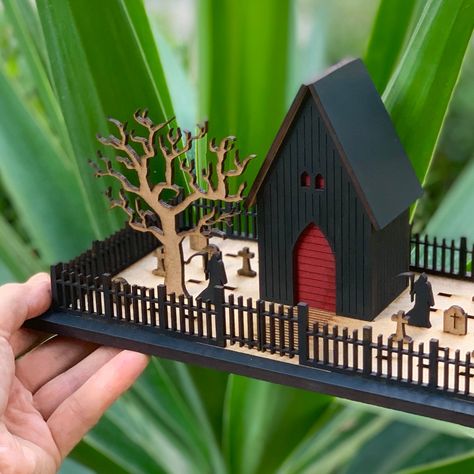 Halloween Dollhouse Diy, Haunted Garden, Craft Houses, Modern Halloween Decor, Halloween Dollhouse, Halloween Houses, Haunted House Diy, Miniature Halloween, Dollhouse Diy