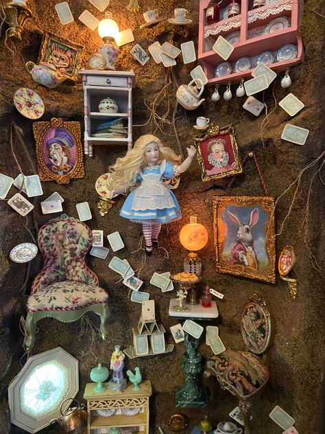 Alice In Wonderland Collection, Miniature Alice In Wonderland, Alice In Wonderland Book Nook, Alice In Wonderland Diorama, Alice In Wonderland Scenes, Wonderland Room, Wonderland Crafts, Alice In Wonderland Crafts, Alice In Wonderland Room