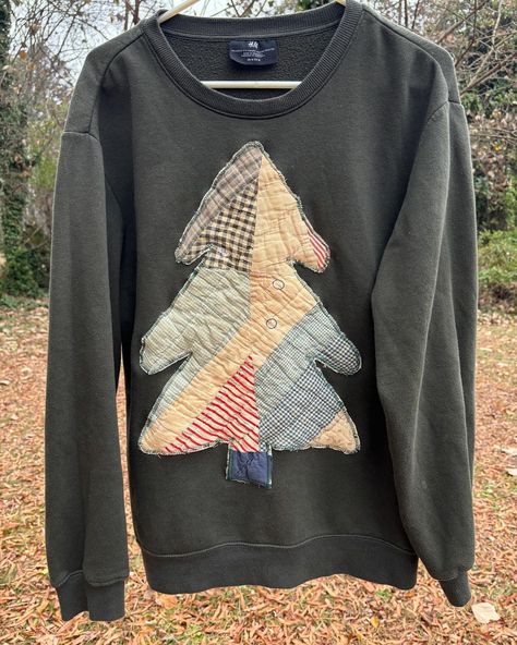 Christmas crewneck with vintage quilted tree! Sized Medium $45 Comment to purchase🥰 #christmassweater #handmade #vintageclothing… | Instagram Christmas Tree Shirt Ideas Diy, Quilted Christmas Tree Sweatshirt, Christmas Diy Sweatshirt, Sweatshirt Quilt How To Make A, Christmas Quilt Sweatshirt, Vintage Quilt Clothing, Sweatshirt With Quilt Block, Quilted Applique Sweatshirt, Diy Christmas Sweatshirts Ideas