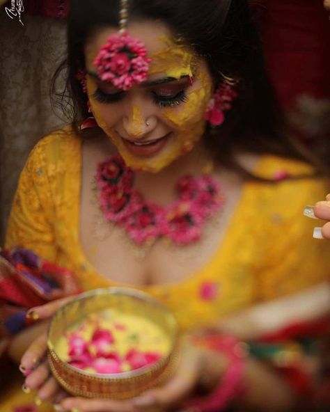 Haldi Ceremony Photoshoot, Haldi Photography Ideas, Haldi Look For Bride, Haldi Poses For Bride, Haldi Poses, Haldi Look, Poses For Bride, Haldi Photoshoot, Stylish Pose