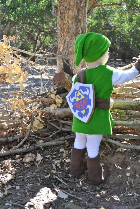 Legend of Zelda Link Costume... Josh is determined to be Link Link Zelda Diy Costume, Legend Of Zelda Family Costume, Zelda Family Halloween Costumes, Zelda Link Costume, Cardboard Shield, Tuesday Halloween, Tiger Halloween Costume, Zelda Costume, Zelda Party