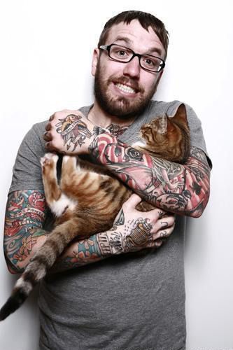 Dallas Green músico canadiense City And Colour Tattoo, Dallas Green, Celebrities With Cats, Men With Cats, Colour Tattoo, City And Colour, Why I Love Him, Hipster Man, Green City