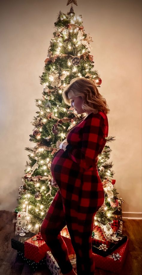 Maternity Photo Shoot Ideas Christmas, Christmas Theme Maternity Shoot, Christmas Tree Maternity Pictures, Maternity Photography Christmas, Christmas Maternity Pictures Family, Pregnancy Christmas Pictures, Christmas Tree Farm Maternity Photos, Christmas Photos Pregnant, Maternity Photo Christmas Tree