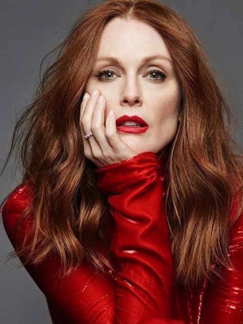 Julianne Moore Juliana Moore, Julianna Moore, Julian Moore, Inspiring Hairstyles, Beautiful Red Hair, Long Red Hair, Julianne Moore, Face Photography, Feathered Hairstyles