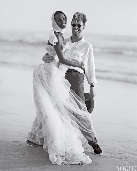 Liz Lange en Instagram: “David Bowie and Iman’s beach wedding in South Africa. Photographed by Bruce Weber, Vogue, April 1995. #chicpairs #icon #legend…” Wedding Dress Halter Neck, Iman And David Bowie, Sasha Pivovarova, Celebrity Bride, Bruce Weber, Vogue Wedding, Jeanne Lanvin, Devil Wears Prada, Chanel Haute Couture