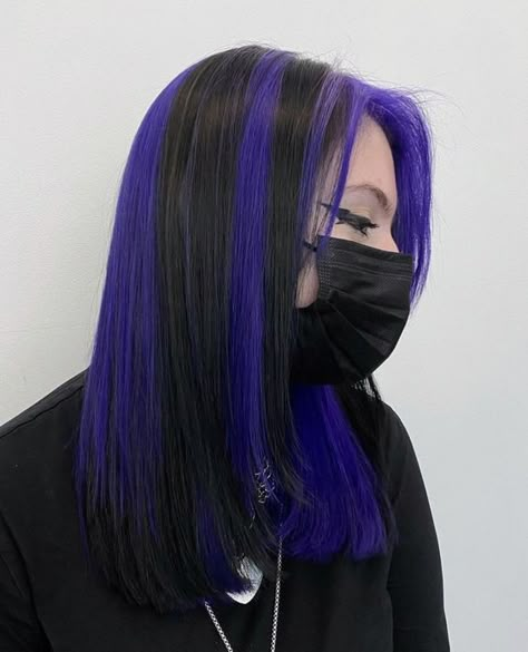 Red Blue Purple Hair Highlights, Pelo Morado Aesthetic, Black Hair With Purple Streaks, Purple And Black Hair, Black And Purple Hair, Split Dyed Hair, Hair Color Underneath, Hair Color Streaks, Hair Streaks