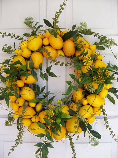 Citrus & Dried Orange Slices Christmas Decorations | Apartment Therapy Fete Saint Patrick, Christmas Decorations Apartment, Lemon Wreath, Gorgeous Centerpieces, Summer Door Wreaths, Dried Oranges, Holiday Centerpieces, Candle Dinner, Summer Diy