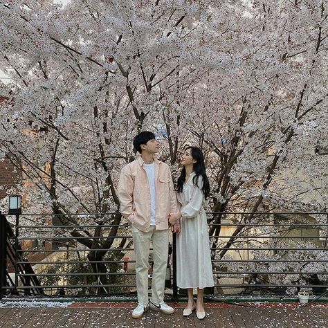 Korean Spring Outfits, Japan Ootd, Prenuptial Photoshoot, Japan Wedding, Japan Spring, Korean Wedding Photography, Cherry Blossom Japan, Japan Sakura, Sakura Flowers