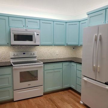 Kitchen Grey Countertops, Aqua Blue Kitchen, Tiffany Blue Kitchen, Kitchen With Blue Cabinets, Turquoise Cabinets, Black Kitchen Countertops, Countertops Ideas, Aqua Kitchen, Kitchen Grey