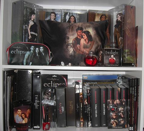 I collect things from the Twilight Saga! Love anything to do with it :) Twilight Decor, Twilight Merch, Stephenie Meyer Books, Retro Room Ideas, Twilight Collection, Twilight Core, Twilight Outfits, Books And Movies, Twilight Funny