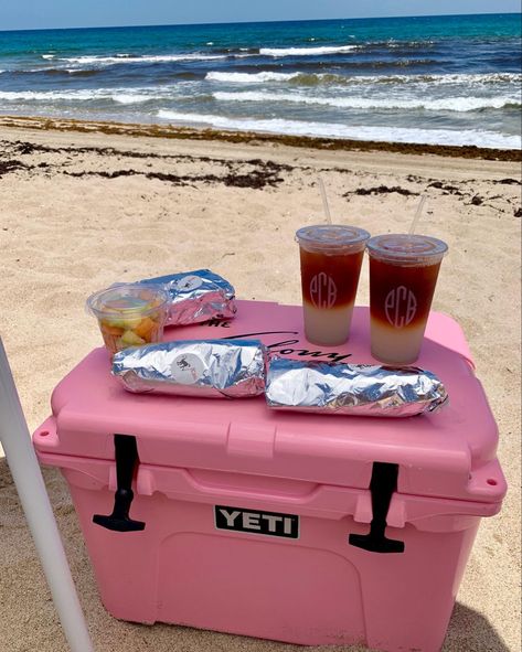 Beach Cooler Aesthetic, Beach Toys Aesthetic, Beach Setup Aesthetic, Yeti Cooler Aesthetic, Cute Camping Aesthetic, Beach Cooler Packing, Pink Camping Aesthetic, Pink Beach Picnic, Beach Vacation Hacks