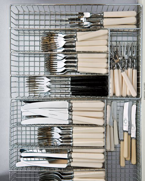 Everyday Flatware Kitchy Kitchens, Martha Stewart Kitchen, Organizing Kitchen, Flatware Storage, Kitchen Details, Kitchen Drawer Organization, Kitchen Hacks Organization, Kitchen Drawers, Drawer Organizers