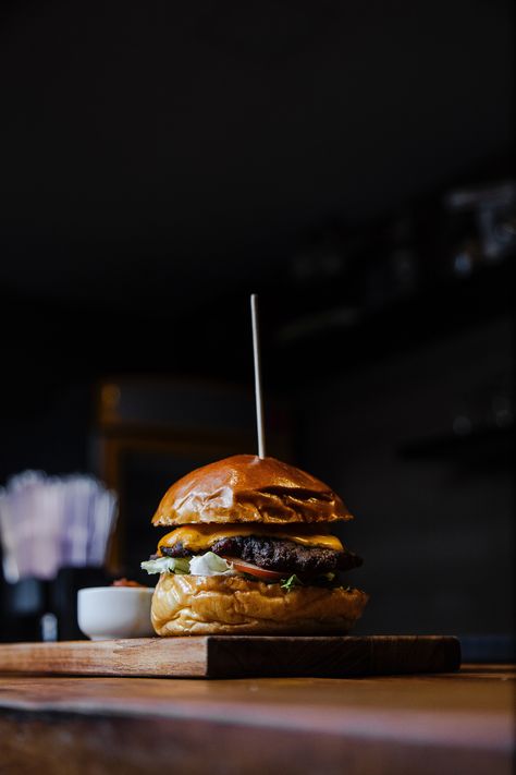 SB Value on Catersource Chili Burger, Pulled Pork Burger, Gourmet Burger, Impossible Burger, Dark Food Photography, Burger Sliders, Cheese Burger, Burger Bar, Jamie Oliver