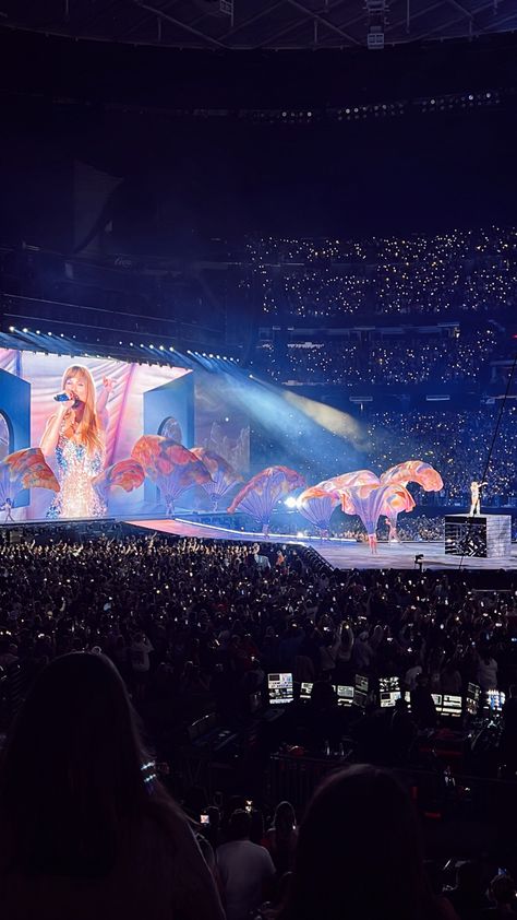 Taylor Eras Tour Wallpaper, Taylor Swift Concert Aesthetic Eras Tour, Eras Tour Stockholm, Taylor Swift Concert Pics, Taylor Lover Era, Taylor Swift Concert Aesthetic, Eras Tour Pictures, Taylor Swift Eras Tour Aesthetic, Music Industry Aesthetic