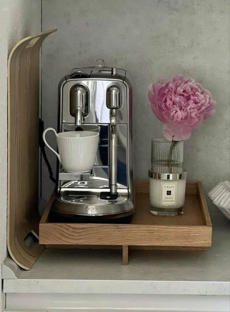 رائكم☕️🌿. Kaffe Station, Home Coffee Station, Home Coffee Stations, Best Coffee Maker, Coffee Bar Home, Coffee Corner, Nyc Apartment, Coffee Station, Apartment Inspiration