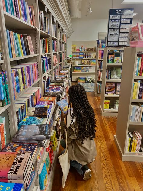 Reading Black Woman, Reading Aesthetic Black Women, Black Femininity Aesthetic Faceless, Vision Board Photos, Library Aesthetic, College Aesthetic, Life Vision Board, Black Femininity, Book Book