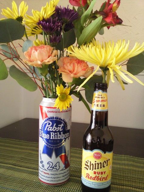 beer flowers Beer Can Flower Vase, Beer Can Centerpieces Table Decorations, Beer Can Flowers, Beer Can Centerpieces, Beer Bottle Flower Vase, Beer Bucket Centerpiece, Beer Flower Arrangement, 70s Flower Arrangements, 50th Birthday Party Men