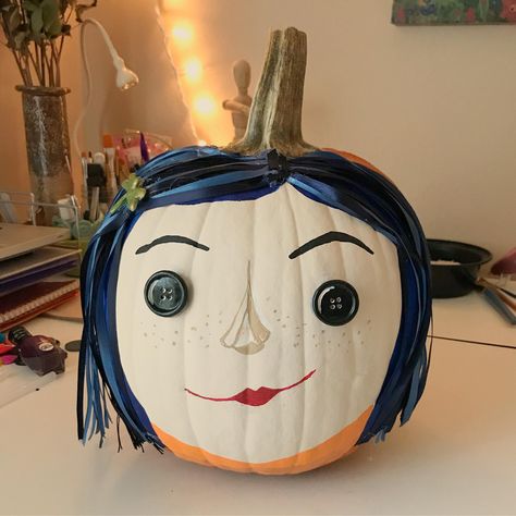 Coraline Pumpkin Carving, Coraline Pumpkin, Halloween Pumpkin Crafts, Creative Pumpkin Painting, Character Pumpkins, Pumpkin Decorating Contest, Halloween Decor Diy, Halloween Pumpkin Designs, Halloween Pumpkins Painted