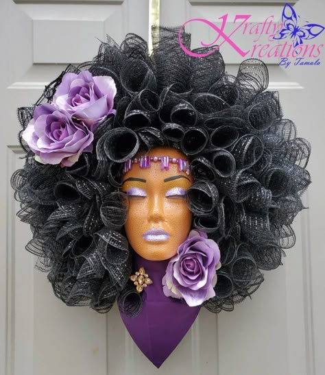 Diva Head Wreath, Wig Heads Decoration, Diva Wreaths For Front Door, Mannequin Head Wreaths, Mannequin Head Art, Purple Wreaths, Diva Wreaths, Christmas Diy Projects, Mannequin Decor