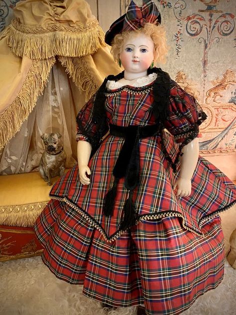 beautiful Huret Huret Doll, French Beauty, French Fashion, Antique Dolls, Fashion Dolls, Doll Clothes, Victorian Dress, Dolls, Wardrobe