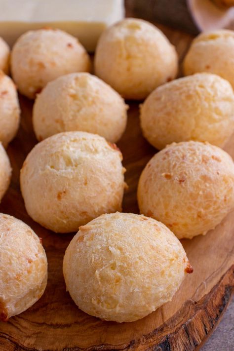 Brazilian Birthday Party Food, Brazilian Party Food, Brazil Bread, Brazil Breakfast, Brazilian Breakfast, Brazilian Food Traditional, Brazilian Cheese Bread Recipe, Cheese Bread Rolls, Brazil Life