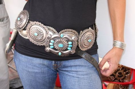 Concho belts can be casual, elegant - both for men and women. Learn 12 ways to wear a concho belt and more! Concho Belt Outfit, Stagecoach Fashion, Turquoise Jewelry Outfit, Concho Belts, Turquoise Belt, Jewelry Photography Styling, Turquoise Jewelry Native American, Concho Belt, American Turquoise