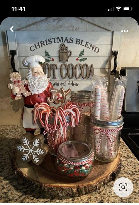 Christmas Hot Chocolate Bar, Tray Decor Christmas, Gingerbread Christmas Decor, Christmas Hot Chocolate, Christmas Decor Inspiration, Christmas Kitchen Decor, Santa Clause, Christmas Decorations Rustic, Noel Christmas