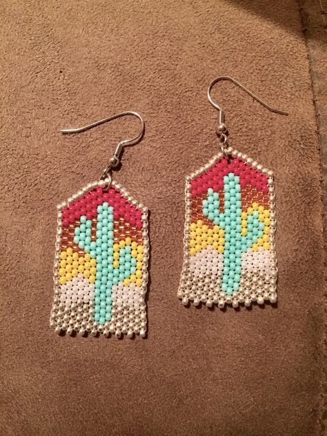 Beaded cactus earrings Beaded Cactus, Beads Tutorial, Beadwork Ideas, Native Beading, Small Crafts, Native Beading Patterns, Diamond Shape Earrings, Beaded Earrings Tutorials, Beaded Earring