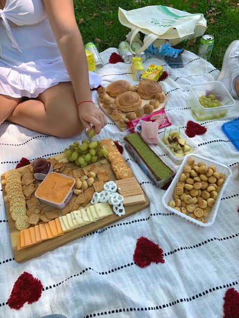 Savory Picnic Food Ideas, Picnic Core, Artsy Date Ideas, Charcuterie Board Picnic, Picnic Charcuterie Board, Aesthetic Charcuterie Board, Picnic Food Ideas Aesthetic Junk Food, Coquette Picnic, Summer Picnic Aesthetic Food