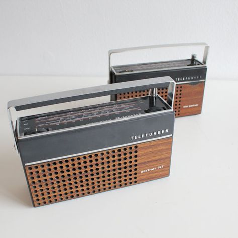 70s Radio, Steve Rogers Aesthetic, Radio Antigua, Retro Radio, Steve Rogers Captain America, Vintage Radios, Portable Radio, Old Radios, Transistor Radio