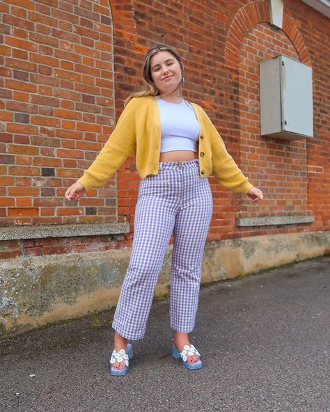 Purple Trousers Outfit, Checked Trousers Outfit, Checkered Pants Outfit, Outfit Ideas Midsize, Gingham Trousers, Gingham Outfit, Purple Gingham, Trousers Outfit, Midsize Outfits