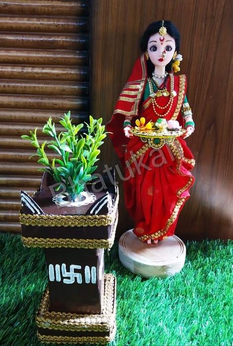 Rukhwant Ideas Indian Weddings, Indian Dolls Handmade, Rukhwat Ideas Indian Weddings, Shiv Pooja, Bangles Craft, Quilling Dolls, Hand Made Doll, Janmashtami Decoration, Wedding Gift Pack