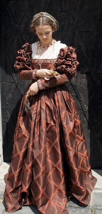 1400s German Fashion, 1570s Dress, 1300s Womens Fashion, Spain Historical Fashion, Historical Italian Fashion, Gamurra Dress, Historical German Fashion, 1500 Fashion Women, 1550s Dress