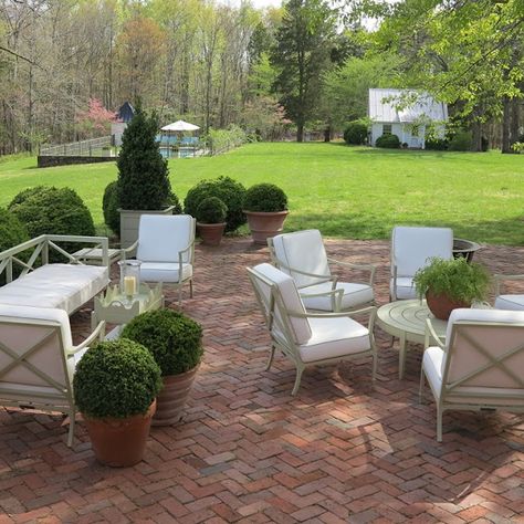 Red Brick Patio Ideas Backyards, Brick House Backyard, White Brick Patio, Brick Patio Ideas Backyards, Stone And Brick Patio, Herringbone Brick Patio, Brick Patio Ideas, Herringbone Brick, Outdoor Patio Ideas Backyards