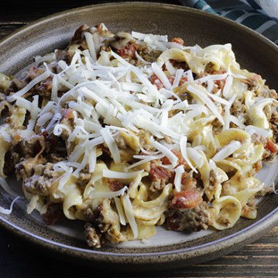 Creamy Beef Noodle Casserole - My Kitchen Serenity Easy Rotel Chicken Spaghetti, Hamburger Noodle Casserole, Chicken Rotel, Easy Chicken Spaghetti Recipe, Stuffed French Bread, Rotel Chicken, Mushroom And Chicken, Rotel Chicken Spaghetti, Easy Chicken Spaghetti