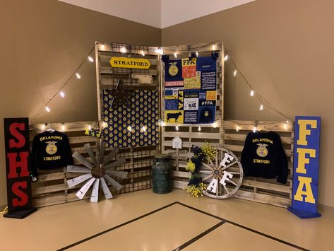 4h Banner Display Ideas, Ffa Banquet Photo Backdrop, Ffa Themed Graduation Party, Agriculture Themed Party, Ffa Banquet Table Decorations, Ffa Backdrop Ideas, Ffa Flower Arrangements, Ffa Table Decorations, Ffa Senior Table Ideas