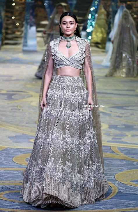 Manish Malhotra - India 🇮🇳 Maneesh Malhotra Dresses, Lengha Design, Manish Malhotra Lehenga, Dupatta Ideas, Ivory Lehenga, Bridal Lehenga Online, Sangeet Outfit, Haute Couture Details, Making Dresses