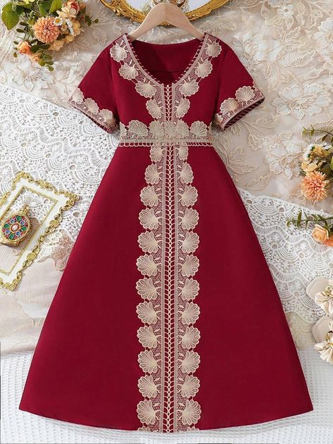 Tween Girls' Elegant And Vintage Lace Patchwork Dress | SHEIN USA Lace Patchwork Dress, Rok Midi, Women Trousers Design, Kalamkari Dresses, Fabric Plants, Hijab Designs, Old Fashion Dresses, Dresses For Kids