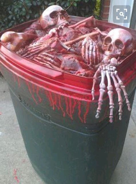 Butcher Table, Skeleton Parts, Halloween Decorations Ideas, Uhyggelig Halloween, Halloween Party Decor Diy, Red Spray Paint, Halloween Diy Outdoor, Hallowen Ideas, Casa Halloween