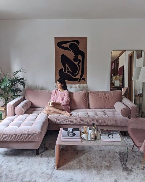 Sofa Rosa, Pink Sofa Living Room, Style Californien, Cute Living Room, Girly Apartment Decor, Corner Sofa Design, Pink Bedroom Decor, Apartment Living Room Design, Pink Sofa