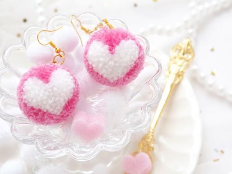 DIY Tutorial - How to Make Heart Pompom Earrings - Pompom Tutorial Pompom Tutorial, Pompom Craft, Heart Pompom, Pompom Earrings, Fun Loom, Pom Pom Decorations, Diy Pom Poms, Pom Pon, Diy Pom Pom