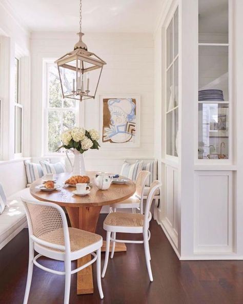 Breakfast Nook Roundup Small Breakfast Nook Ideas, Small Breakfast Nook, Madison Ct, Cottage Dining Rooms, Kitchen Banquette, Cozy Breakfast Nook, Charleston Homes, Kitchen Nook, Dining Nook