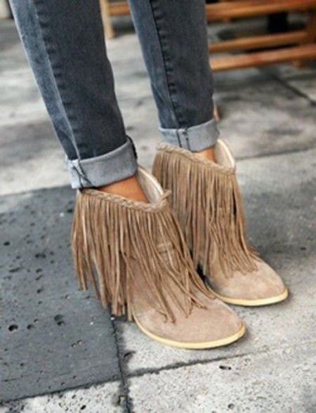 ugh! i LOVE these little babies. one day when i have more money than i know what to do with ;] Young Women Outfits, Street Mode, Look Grunge, Fringe Booties, Bohol, Fringe Boots, Crazy Shoes, Hippie Chic, Shoe Obsession