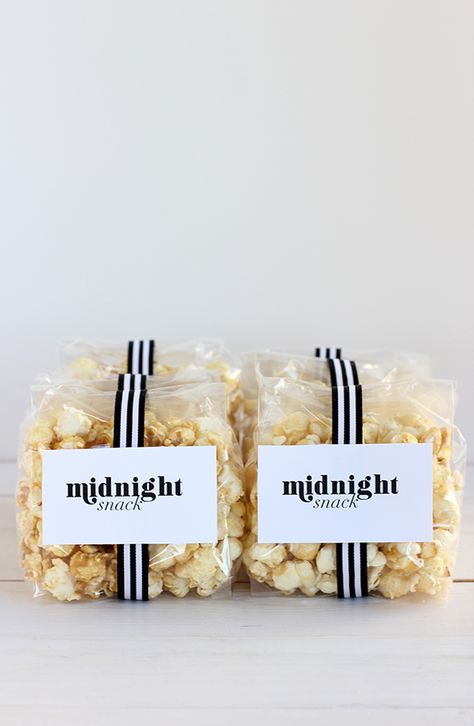 DIY Wedding Favor: Midnight Snack (Free Printable) Wedding Midnight Snack, Midnight Snack Wedding, Bomboniere Ideas, Diy Wedding Favor, Wedding Bomboniere, King Parrot, Table Gifts, Simple Wedding Favors, Wedding Planning Printables