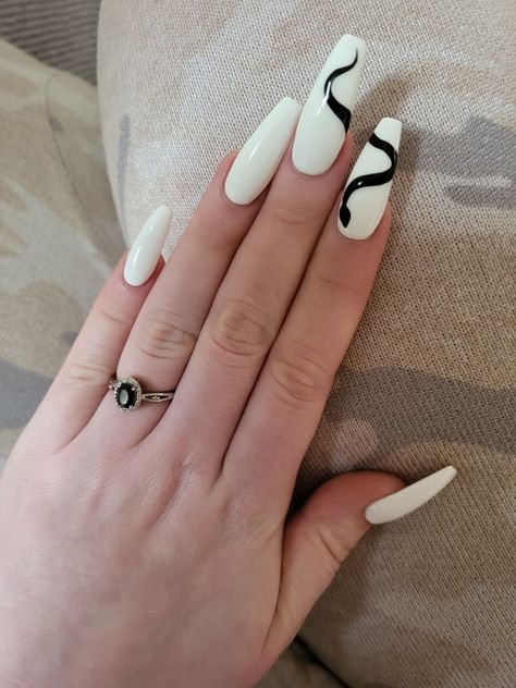 White acrylics with black snake nail art White Snake Nail Art, Snake Art Nails, Black Snake Nail Design, Slitherin Nails, Nail Art Snakes, White Snake Nails, Nails With Snake Design, Black Snake Nails, Snake Nail Design