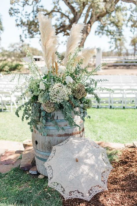 whiskey barrel idea @weddingchicks Rustic Signs Diy, Country Entrance, Wedding Country Chic, Wedding Signs Rustic, Rustic Wedding Details, Barrel Wedding, Fun Wedding Decor, Pink Shabby Chic, Whiskey Barrels