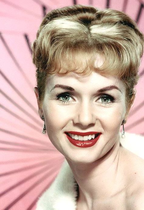 Debbie Reynolds---met this lovely lady. what a gem. Debbie Reynolds Carrie Fisher, My Love Photo, Debbie Reynolds, Vivien Leigh, Hollywood Icons, Actrices Hollywood, Carrie Fisher, Old Hollywood Glamour, Golden Age Of Hollywood