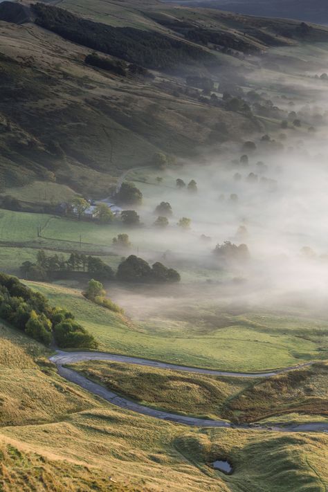 https://flic.kr/p/K5jm7v | 'Valley Mist' Hope Valley | Morning mist rolling around in Hope Valley, Peak District. Follow on: Facebook - Twitter - Instagram - Website Peak District England, Hope Valley, 수채화 그림, Peak District, Rolling Hills, England Uk, English Countryside, Amazing Nature, Wonderful Places