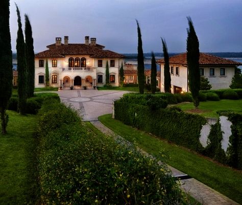 tuscan Italian Manor, Mediterranean Spanish Style Homes, Tuscan Mansion, Italian Palazzo, Palazzo Style, Tuscan Design, Home Luxury, Italian Villa, Mansions Homes